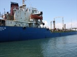 Bắt quả tang tàu nước ngoài bơm dầu trái phép