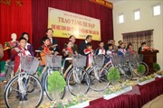  Tặng xe đạp cho học sinh dân tộc vượt khó
