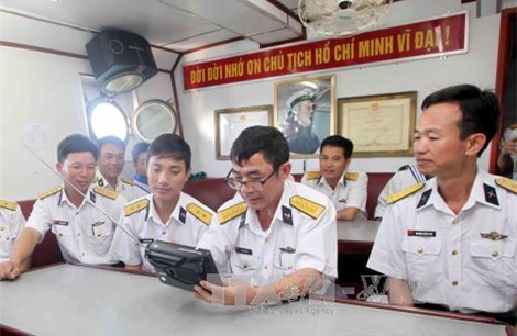 Nghe tin Đại hội Đảng qua sóng phát thanh trên biển