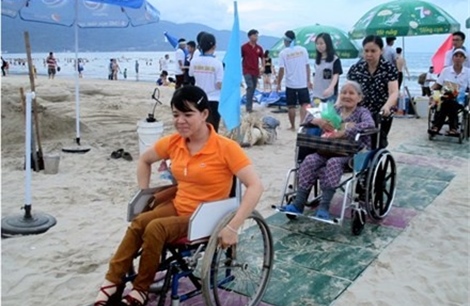Đà Nẵng mở lối lên xuống bãi biển cho người khuyết tật